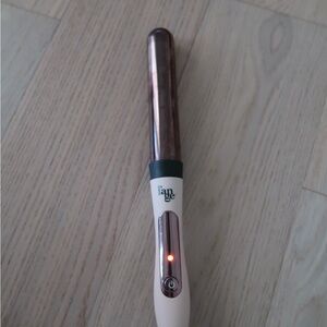 Lange Curling Wand with Rose Gold and White Finish